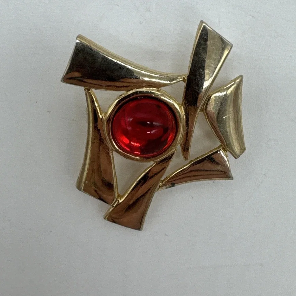 The Unbranded Brand beautiful brooch